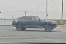 享界神秘新车路试 离地间隙超高