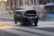 一新能源MPV行驶途中热失控 底盘电池往外喷火