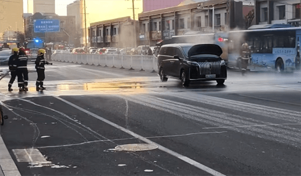 一新能源MPV行駛途中熱失控 底盤電池往外噴火