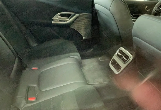 預(yù)計(jì)年內(nèi)發(fā)布 奔馳GLC EV內(nèi)飾諜照曝光