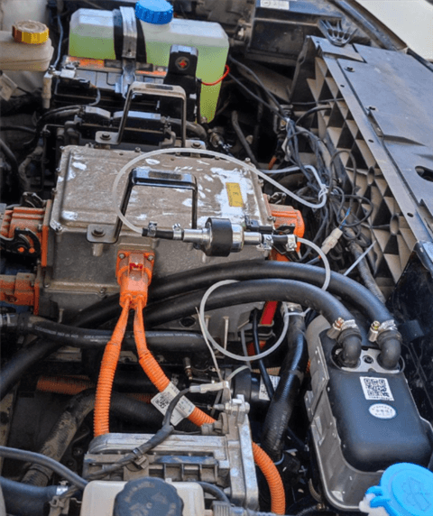 网友看到绿牌本田电动车冒黑烟 提醒车起火了！车主：我装的柴暖