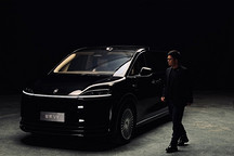 赵长江晒与智界V9合照