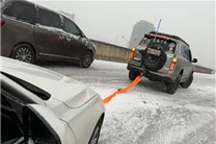 武汉大雪致高架上几十辆车趴窝 坦克500单车救援获全网点赞