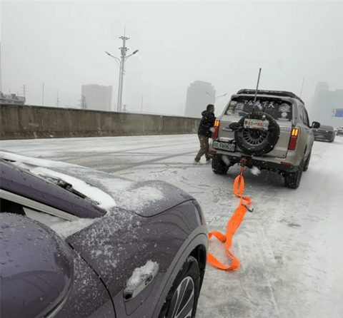 武汉大雪致高架上几十辆车趴窝 坦克500单车救援获全网点赞