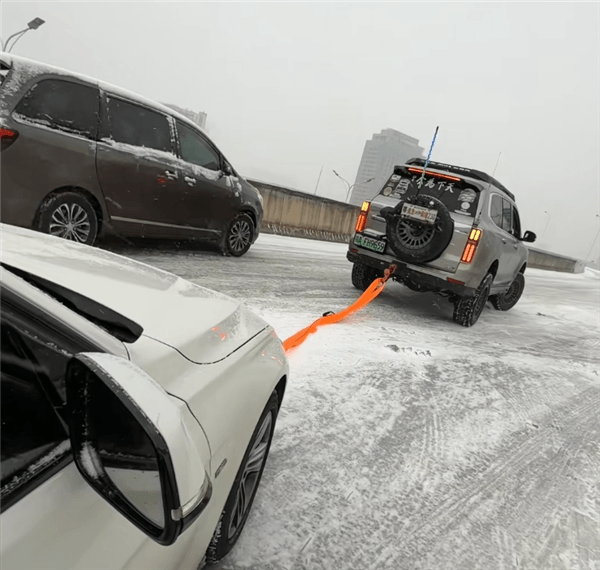武汉大雪致高架上几十辆车趴窝 坦克500单车救援获全网点赞