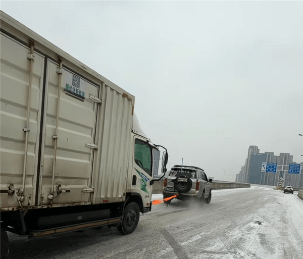 武汉大雪致高架上几十辆车趴窝 坦克500单车救援获全网点赞