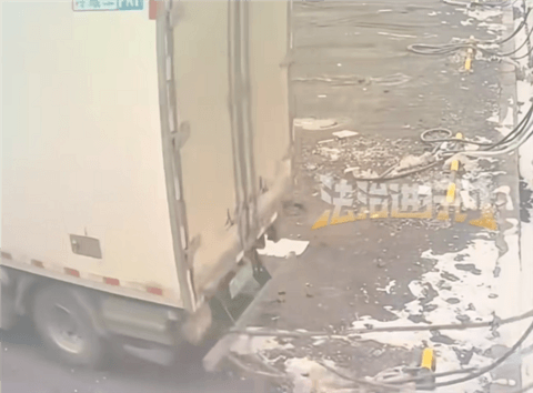 货车司机一个疏忽 充电后直接把充电桩一块带走