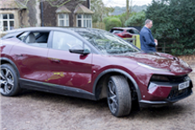 英国国王自购的新车到了 全部用中国零部件组装而成