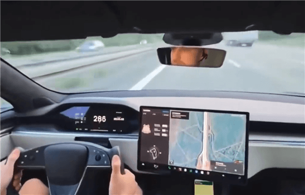 一辆特斯拉Model S Plaid时速285km发生车祸:车内人员幸存