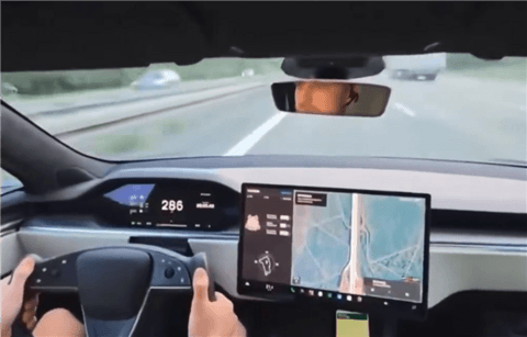 一辆特斯拉Model S Plaid时速285km发生车祸：车内人员幸存