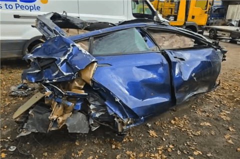 一辆特斯拉Model S Plaid时速285km发生车祸：车内人员幸存