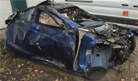 一辆特斯拉Model S Plaid时速285km发生车祸：车内人员幸存