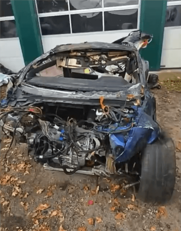 一辆特斯拉Model S Plaid时速285km发生车祸:车内人员幸存