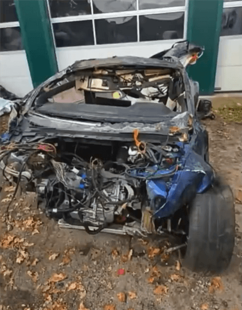 一辆特斯拉Model S Plaid时速285km发生车祸：车内人员幸存