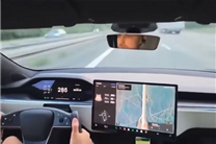 一辆特斯拉Model S Plaid时速286km发生车祸：车内人员幸存