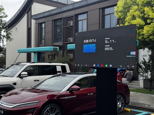 订单接到手软!比亚迪:闪充车型订单旺盛 二代刀片电池产能还在爬坡