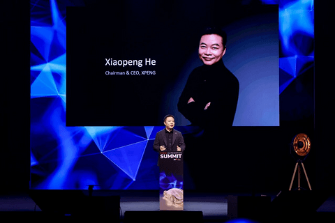 何小鹏在巴黎汽车峰会分享XPENG AI ENGINEERING，小鹏开放智能汽车与物理AI合作