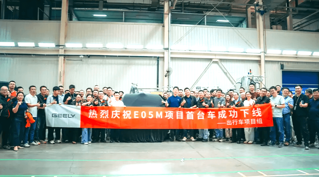 中国首款原生开发Robotaxi工程样车下线