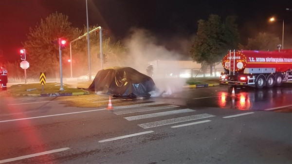 土耳其一辆特斯拉Model Y撞卡车后起火 消防员灭了3小时