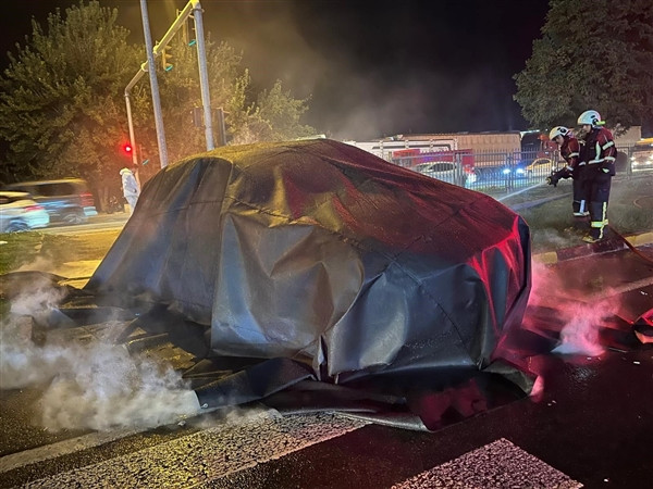 土耳其一辆特斯拉Model Y撞卡车后起火 消防员灭了3小时