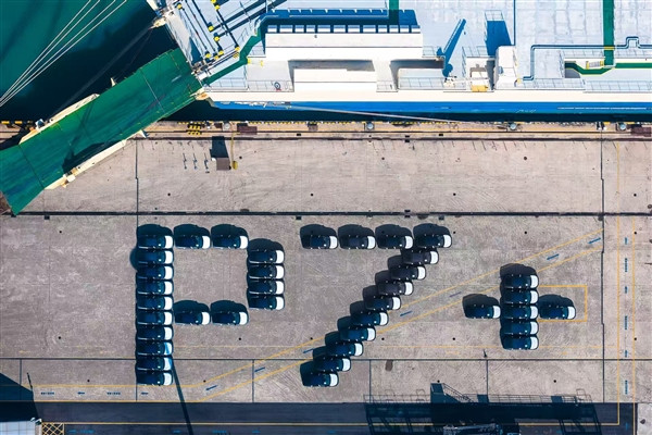 新款小鹏P7+正式开启海外大规模发运：全球18国同步启运