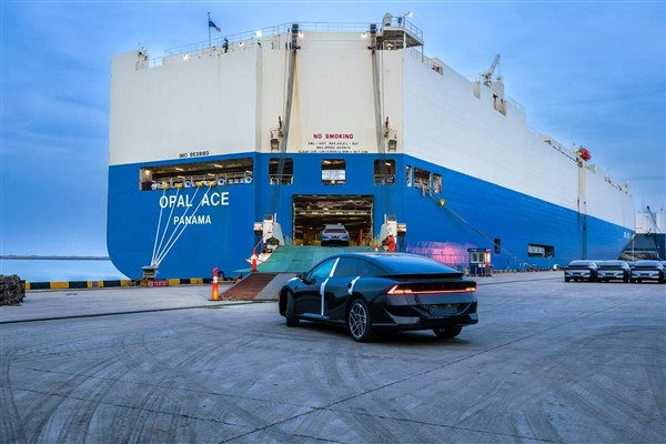 新款小鹏P7+正式开启海外大规模发运：全球18国同步启运