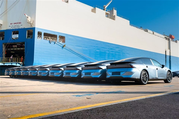 新款小鹏P7+正式开启海外大规模发运：全球18国同步启运