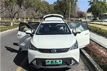 第一代新能源车主：说换电池贵都是扯 有本事把它开坏试试