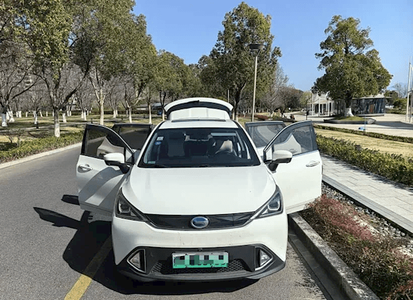 第一代新能源车主：说换电池贵都是扯 有本事把电池开坏试试