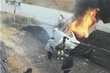 电动车侧滑进沟 不到1分钟烧穿乘员舱！路人砸窗连救出3人