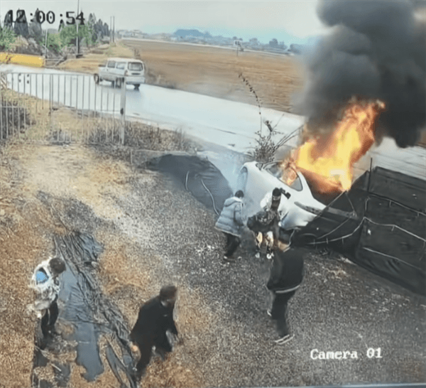 电动车侧滑进沟 不到1分钟起火！路人砸窗连救出3人