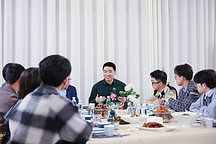 理想用两小时，追赶AI“最后一班车”