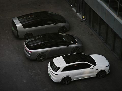 理想用两小时，追赶AI“最后一班车”