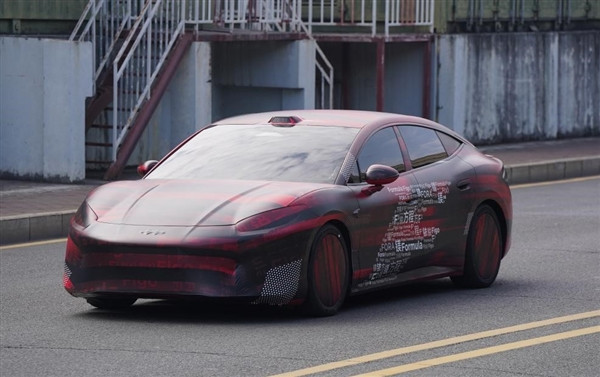 方程豹首款轿车谍照曝光！车长超5米 车身贴纸透露命名玄机