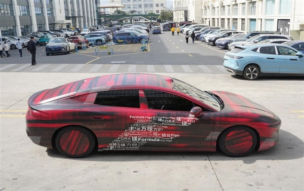 方程豹首款轿车谍照曝光！车长超5米 车身贴纸透露命名玄机