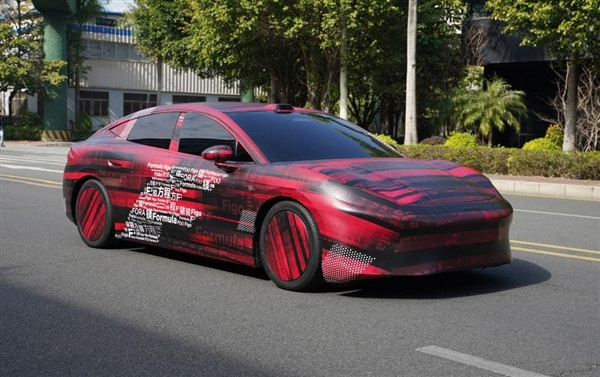 方程豹首款轿车谍照曝光！车长超5米 车身贴纸透露命名玄机