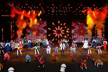 刚刚，全球首个机器人晚会成功首秀