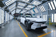 首台量产版铂智4X Robotaxi下线，小马智行与丰田合作迈入新阶段