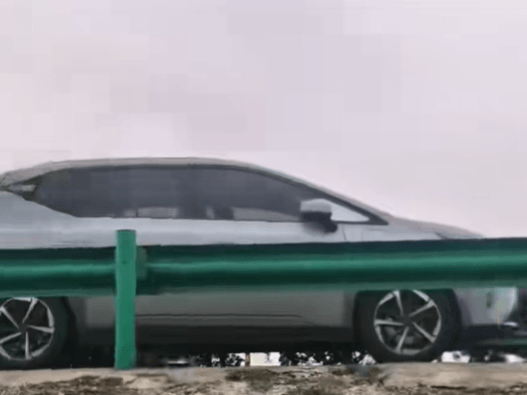 电动车高速上行驶 剩余27%电量突然归零！车主向车企索赔400元拖车费