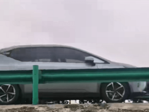 电动车高速上行驶 剩余27%电量突然归零！车主向车企索赔400元拖车费