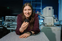 铁锈电池?科学家用氧化铁填充空心碳球实现高存储容量