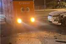 两台轿车相撞碎片散落一地 无人驾驶送货车放着歌华丽路过