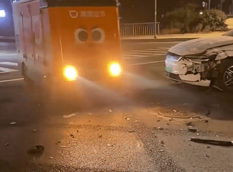 两台轿车相撞碎片散落一地 无人驾驶送货车放着歌华丽路过