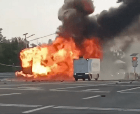 两台轿车相撞碎片散落一地 无人驾驶送货车放着歌华丽路过