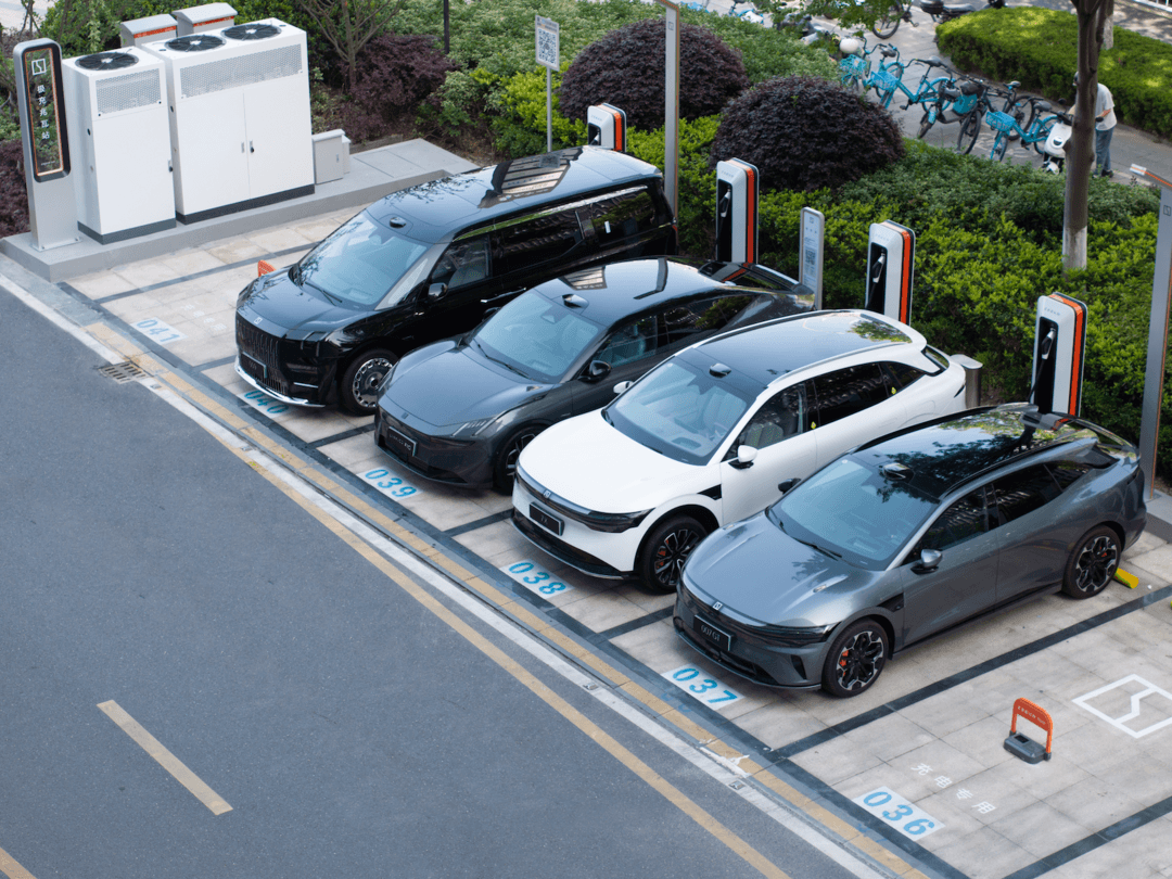 春运“补能大考”：从“桩海战术”到“服务颗粒”