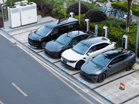 春运“补能大考”：从“桩海战术”到“服务颗粒”