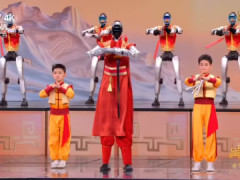 宇树机器人春晚秀武术特技，全球首次高动态集群控制技术亮相