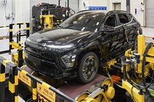 机器人造车的核心悖论：当工人被取代，谁来为汽车买单？