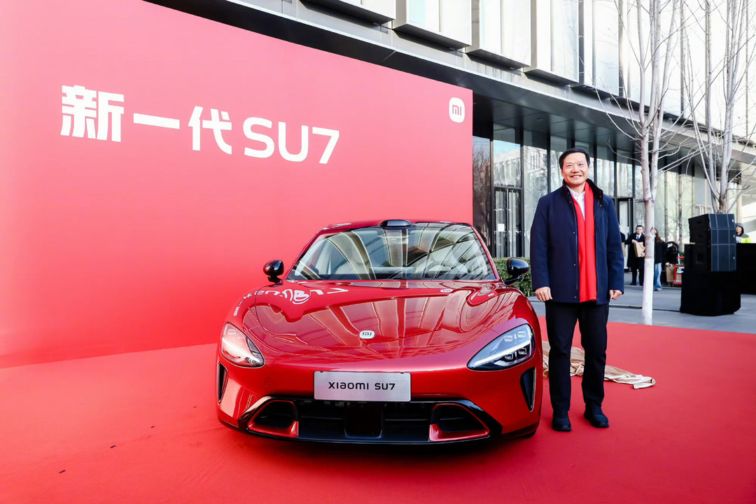 雷军公布改款小米SU7新配色：赤霞红