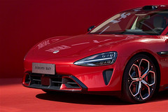 小米SU7新配色赤霞红亮相，预售价22.99万起4月上市